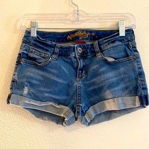 Arizona Shortie Shorts Size 3 Stretch Medium Wash Slightly Distressed